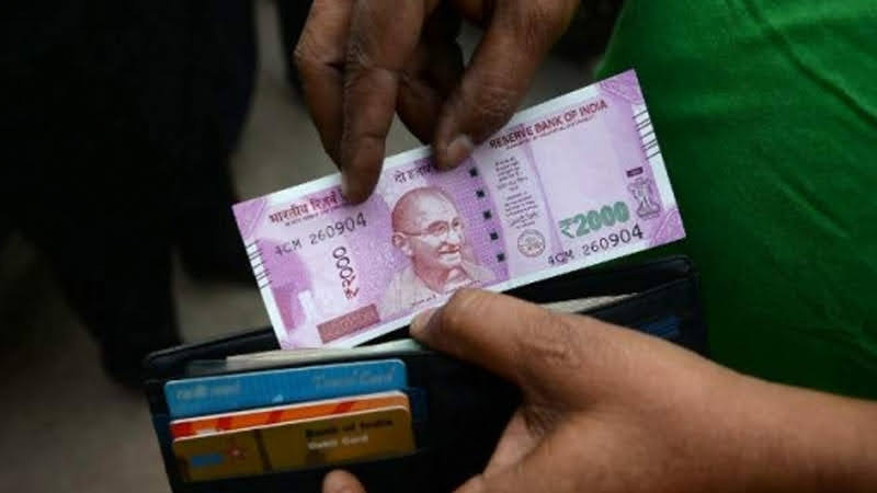 2,000 Currency Note: 3 વર્ષમાં 2,000 રૂપિયા વાળી 2.44 લાખ કરોડની નોટ બજારમાંથી ગાયબ | rupees 2000 currency notes circulation declines know what rbi says in says in its 2021 22