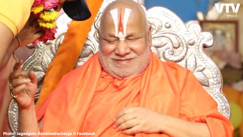 ખોટી રીતે ગવાઈ રહી છે હનુમાન ચાલીસા...', જગદગુરુ રામભદ્રાચાર્યએ ગણાવી 4 ભૂલો, કહ્યું સુધાર થવો જોઈએ | jagadguru rambhadracharya tell errors in hanuman chalisa ramcharitmanas ...
