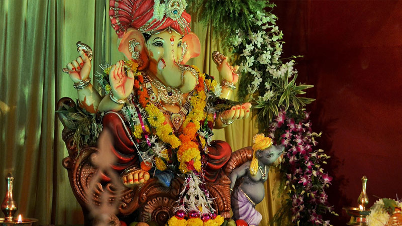 બાપ્પાની મૂર્તિ ખરીદતા સમયે રાખો આ વાતનું ધ્યાન, આમ હોવું જોઇએ પૂજા સ્થળ | ganesh chaturthi 2019 things to keep in mind before buying ganesh idol and how puja place decoration