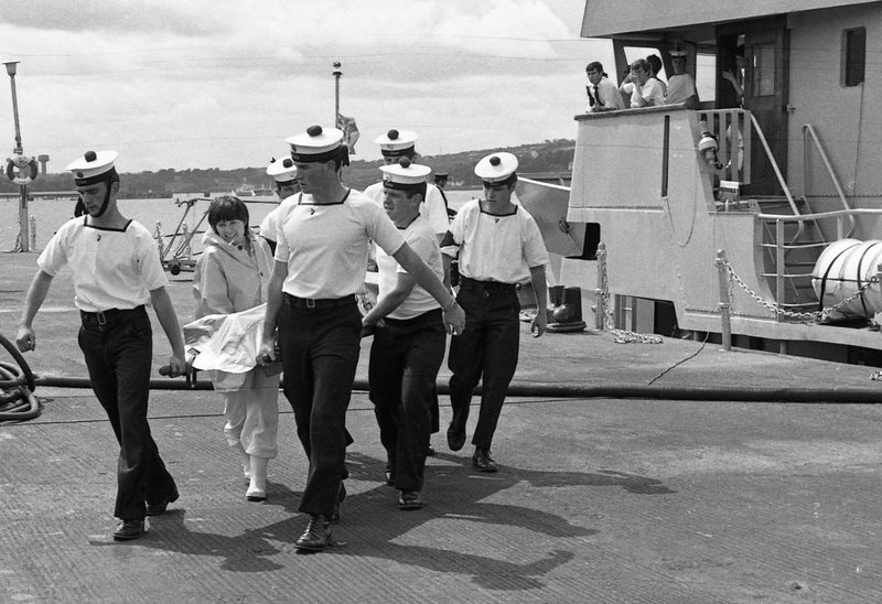 Irish_Naval_Service_recovering_bodies_from_the_Air_India_Flight_182_disaster