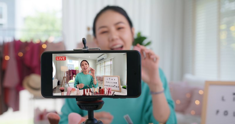 asia-woman-micro-influencer-record-live-viral-vide-2024-10-18-08-28-22-utc