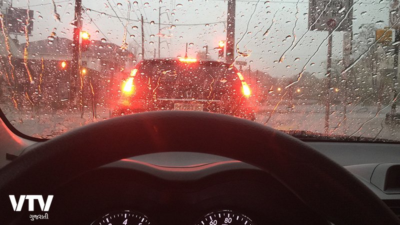 car-in-monsoon
