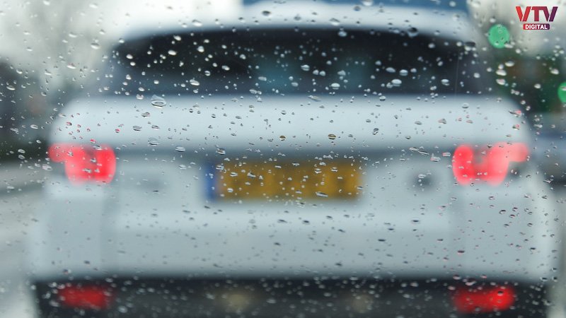 car-in-rain-last