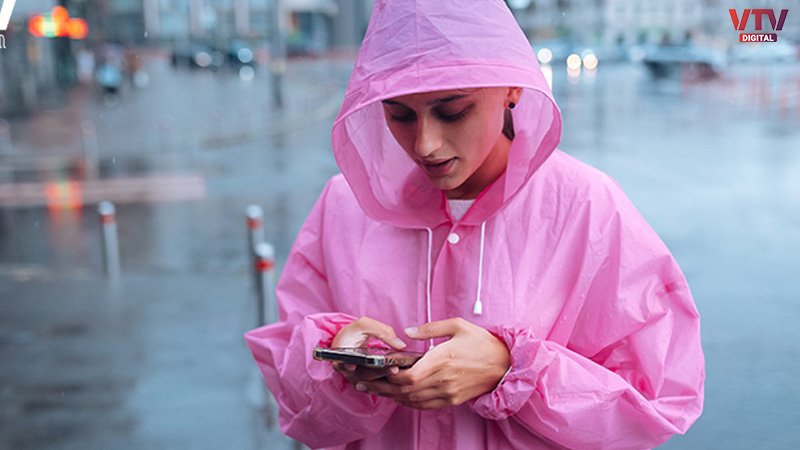 phone-in-rain