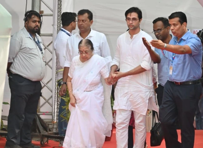 usha_mangeshkar_at_asha_bhosle_last_rites