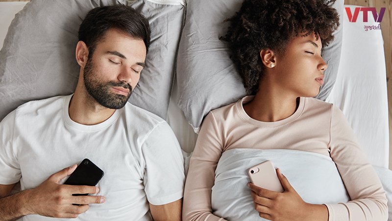 using-mobile-on-bed