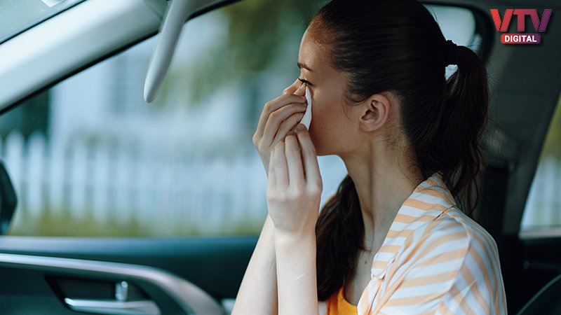woman-crying-in-car
